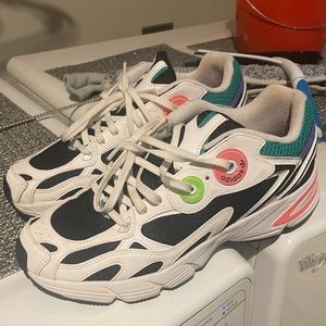 Woman’s Gently Used Adidas size:9